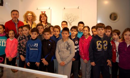 Más de doscientos alumnos visitan la exposición «Cien Años» del poeta Miguel Hernández