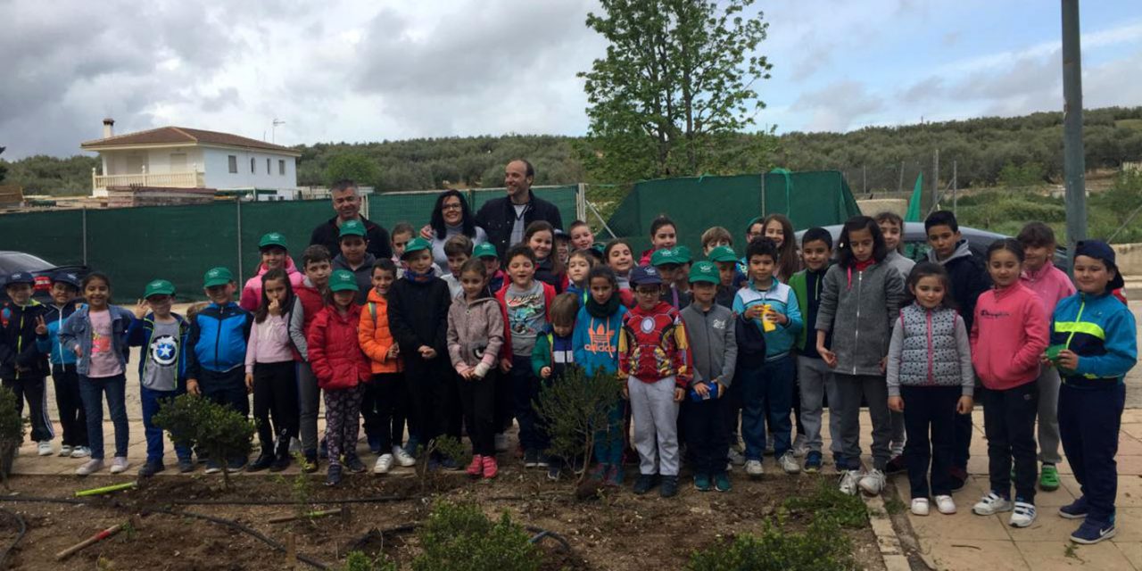 Un centenar de escolares participa en una reforestación participativa y visita el punto limpio