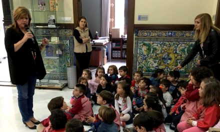 Menores visitan la Casa de la Cultura dentro de las actividades del 40 aniversario de los ayuntamientos democráticos