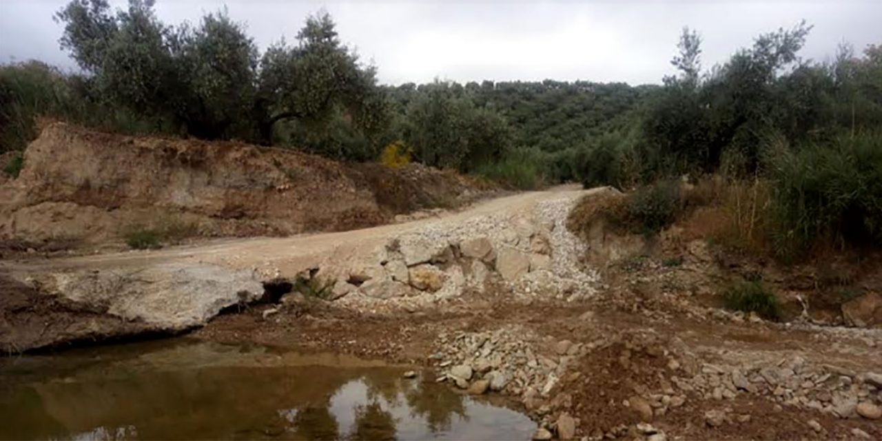 Intervención en el camino Belda para arreglar el paso del vado del arroyo Salado  