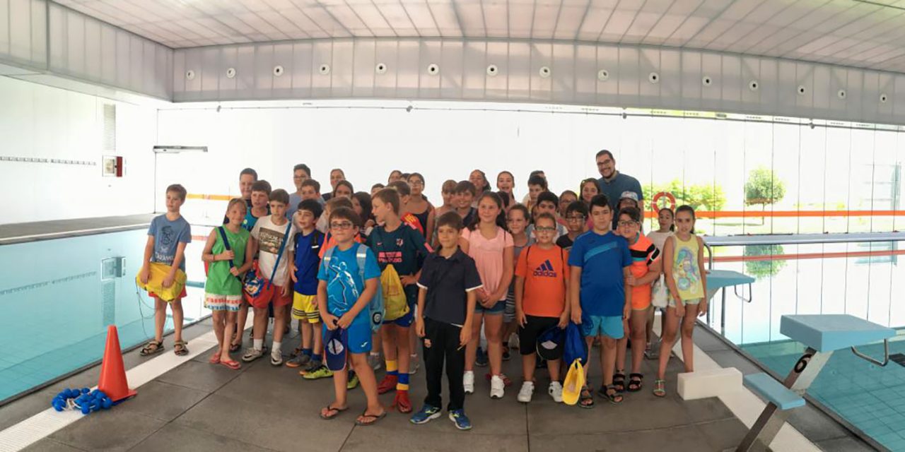 60 menores del programa Diviértete visitan las instalaciones deportivas municipales