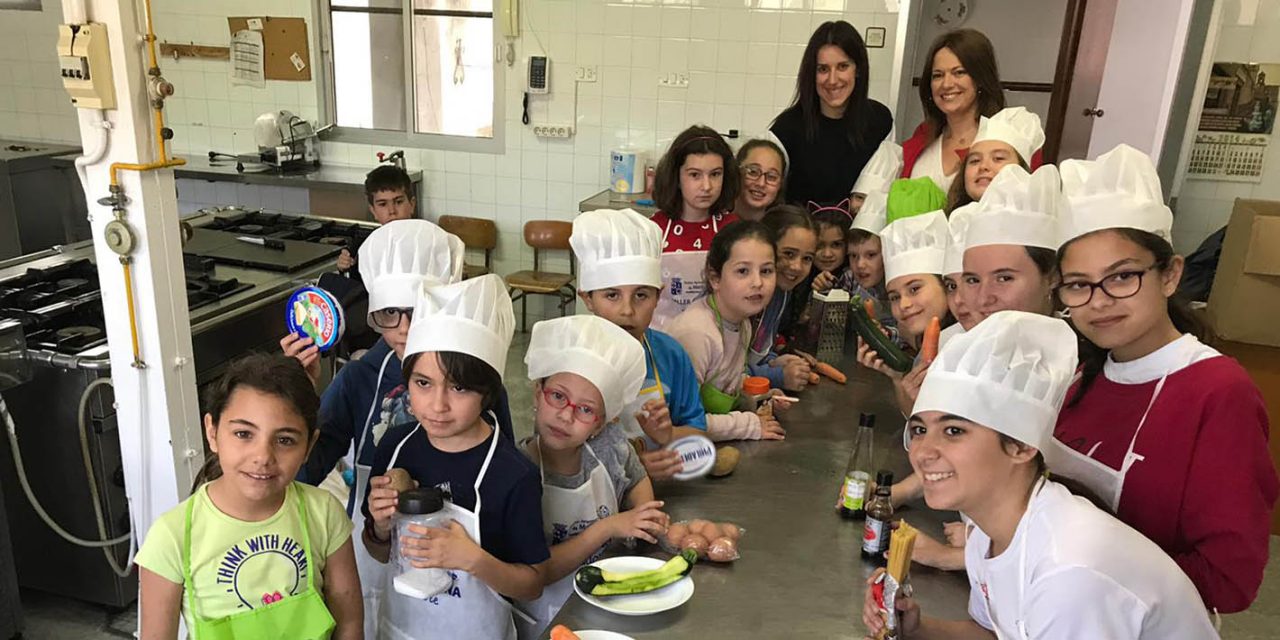Cerca de un centenar de menores se inicia en los principios de la cocina saludable en Martos