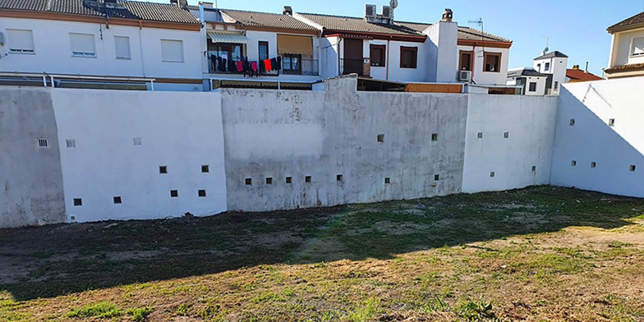 El Ayuntamiento de Martos hace un llamamiento para que se cumpla la limpieza y vallado de solares tras haber incoado más de un centenar de expedientes