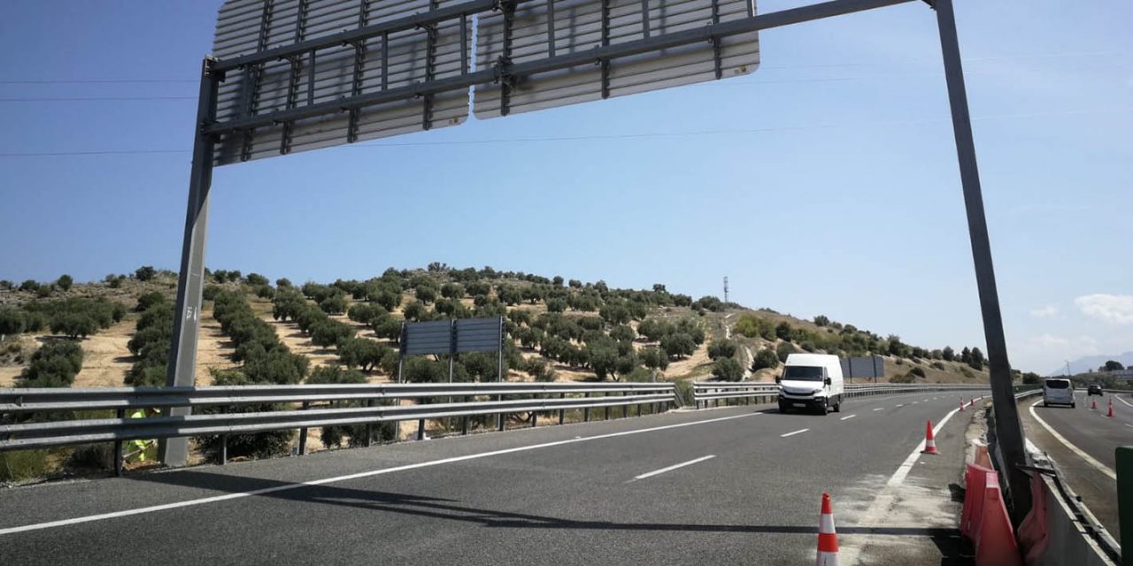 Corte en la Autovía del Olivar para retirar un pórtico dañado tras un accidente de tráfico