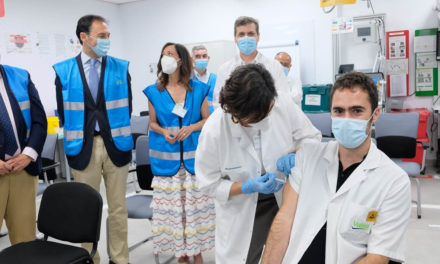 La Junta resalta en Martos la importancia de la colaboración público-privada para acelerar la vacunación
