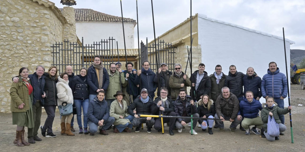 Un total de 18 prestigiosos cocineros y sumilleres de España conocen en la provincia el proceso de elaboración del aceite