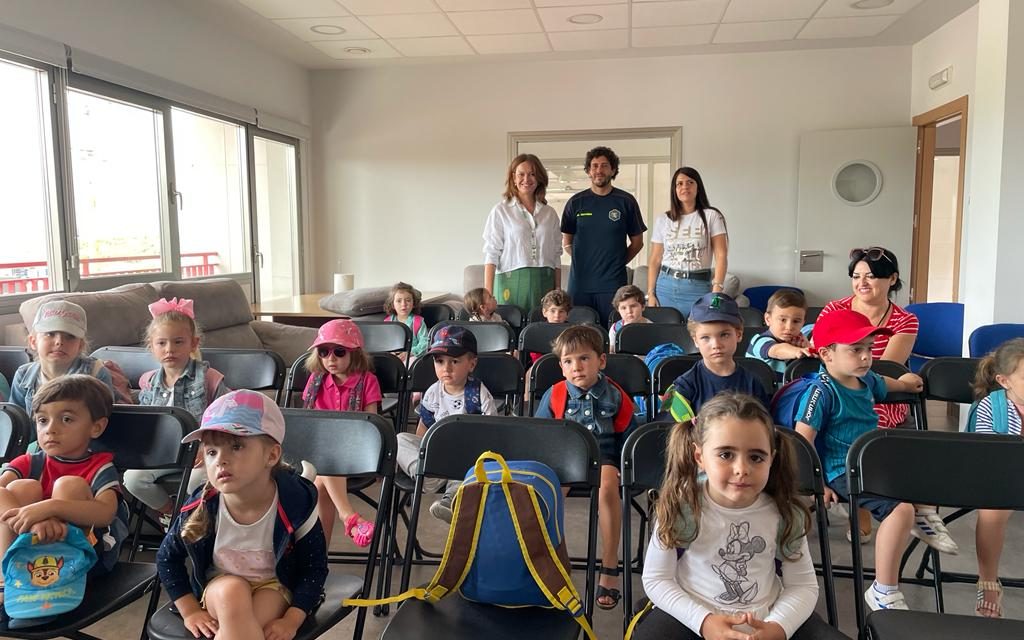 ESCOLARES DE SAN FERNANDO VISITAN EL PARQUE DE BOMBEROS DE MARTOS