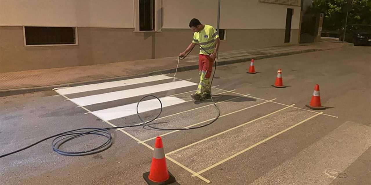 El Ayuntamiento destina 18.000 euros al arreglo y repintado de más de 2.000 metros cuadrados de señalización horizontal en distintas vías