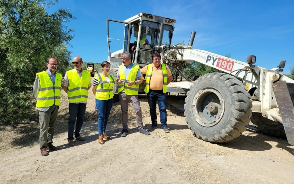 La delegada de Agricultura realiza una visita técnica a un camino rural en Martos