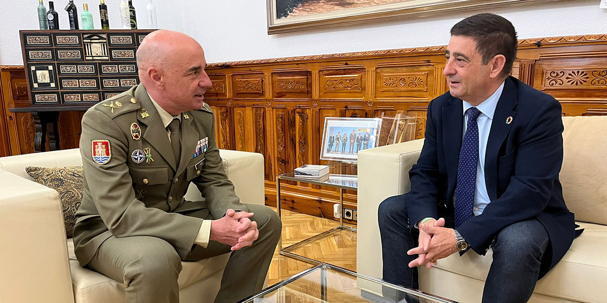 El presidente de la Diputación se reúne con el nuevo general jefe de la Brigada Guzmán el Bueno X