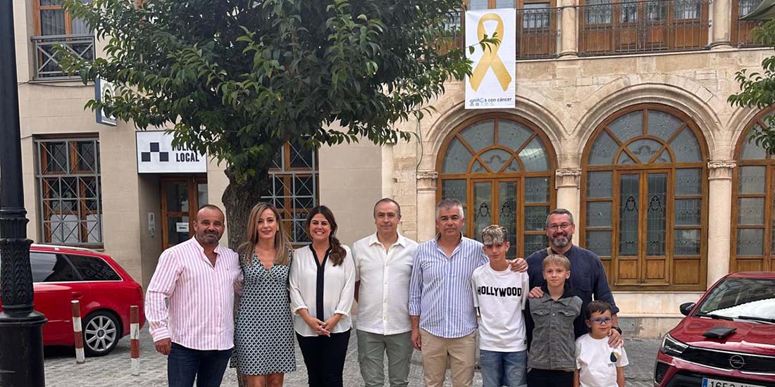 El Ayuntamiento de Martos luce un lazo dorado para concienciar sobre el cáncer infantil